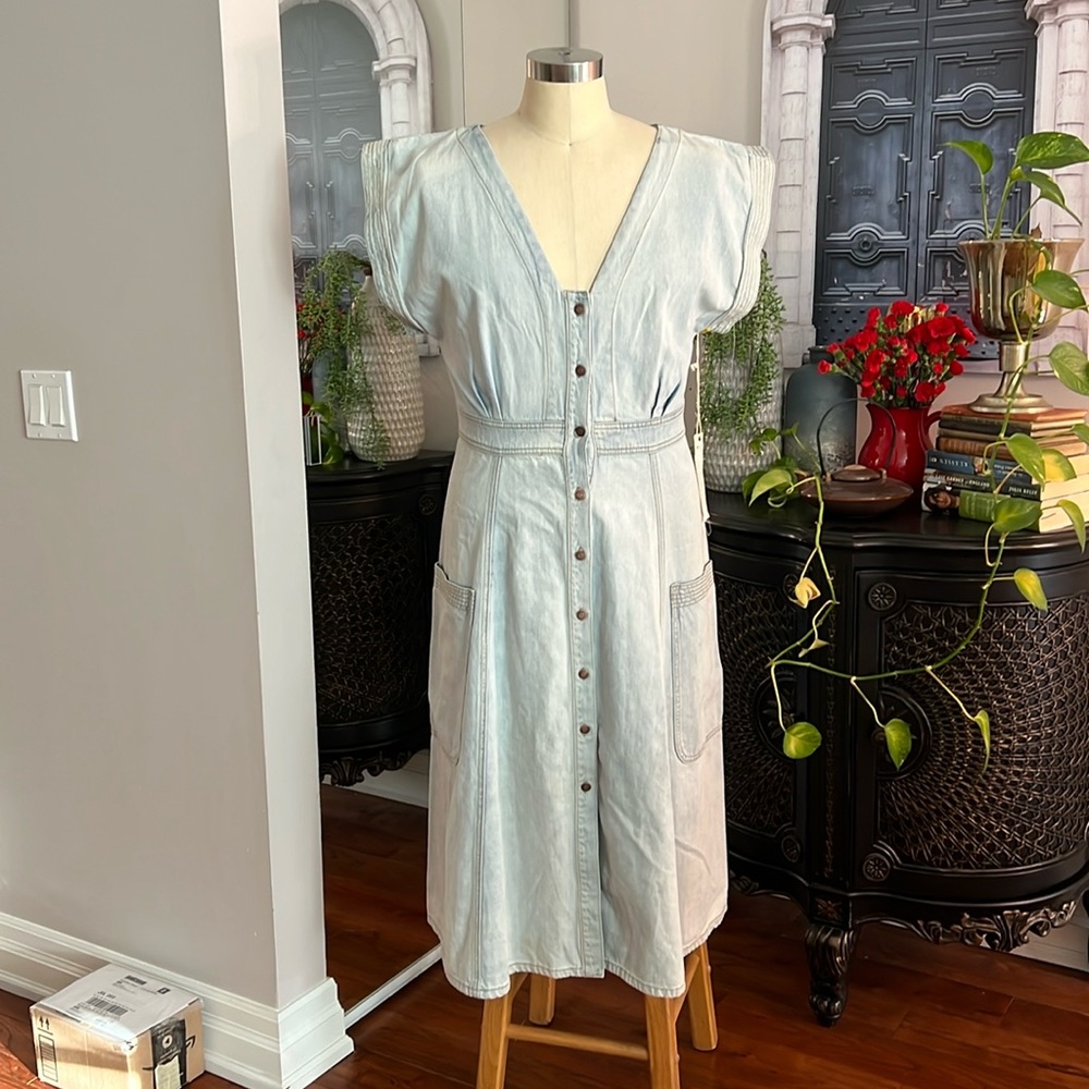 NWT Light denim wash, a-line midi dress size 14 pockets, button front, v-neck